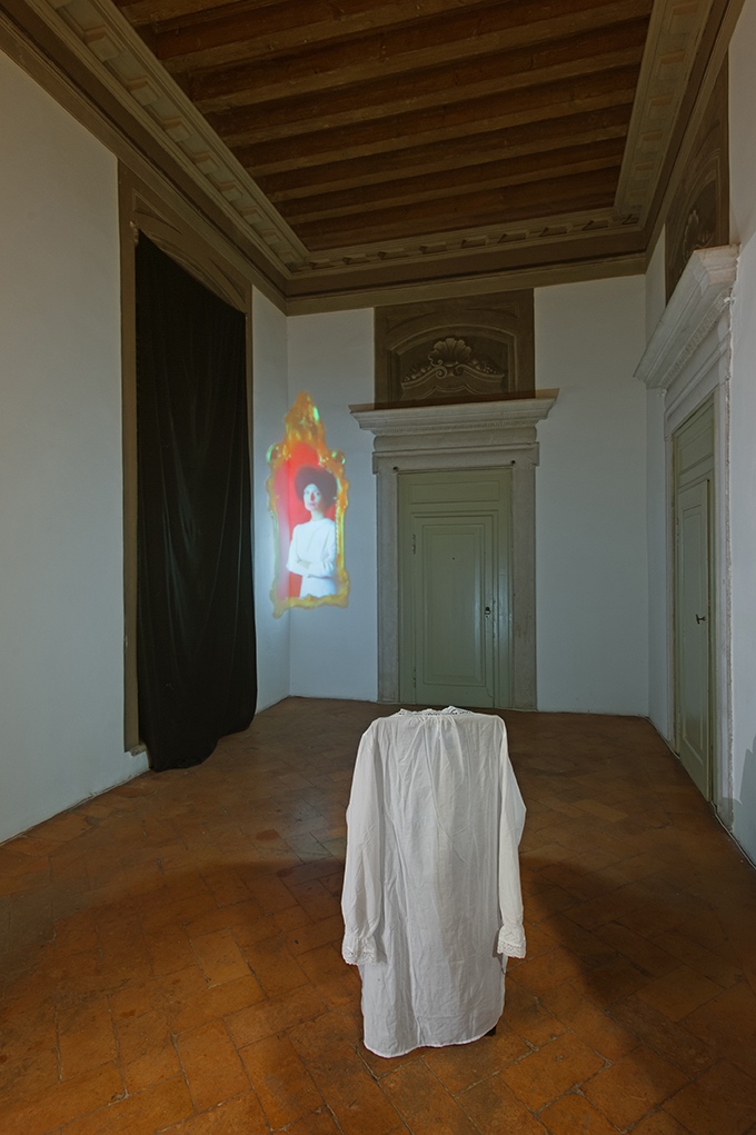  Chiara Fumai, vista de exposição, Love Sini$ter, Cortesia A Palazzo Gallery, Brescia 
