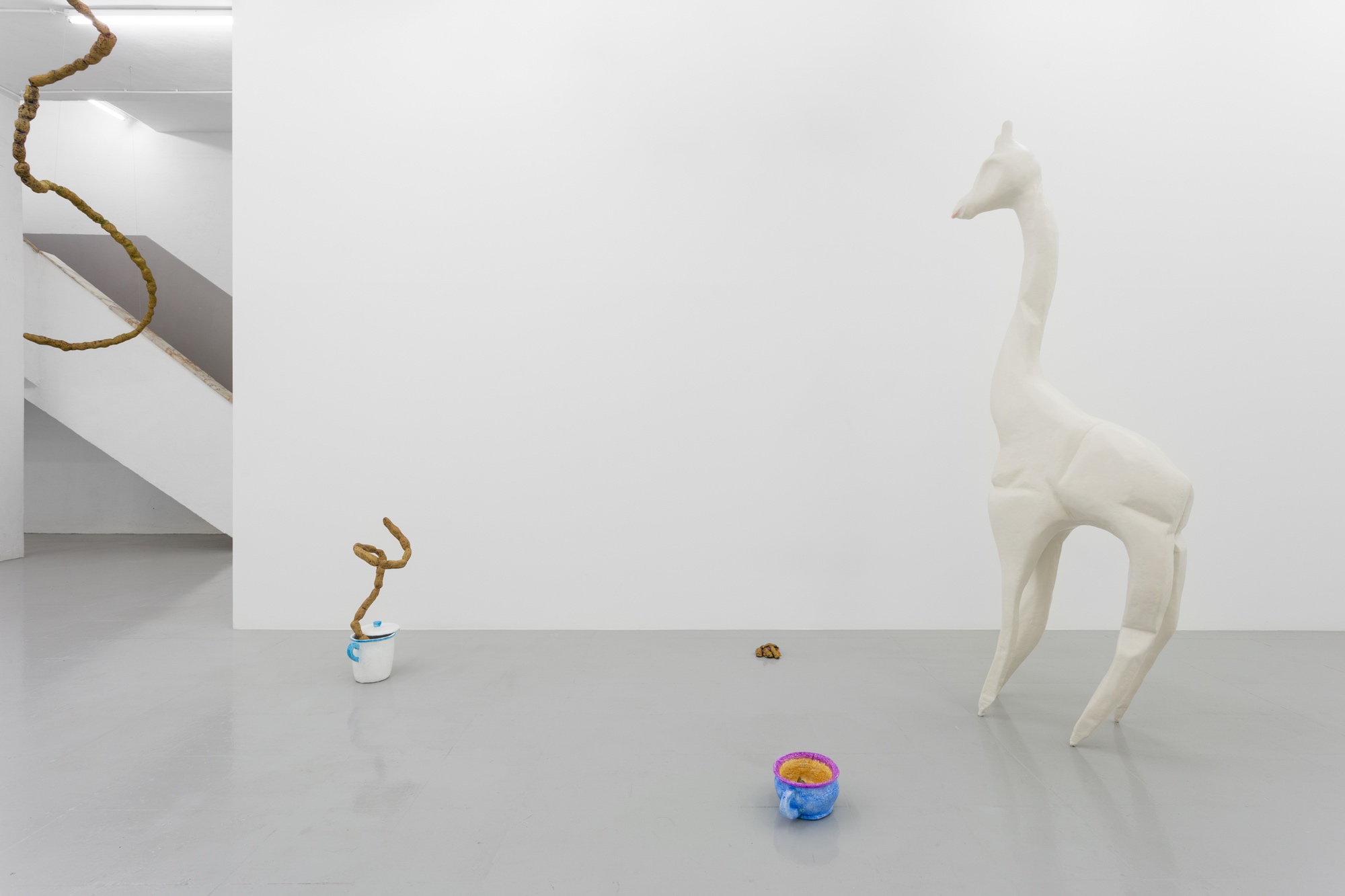  Naufus Ramírez-Figueroa, Shit-Baby and the Crumpled Giraffe, 2017  
Instalação, esferovite, resina epóxica, fibra de vidro, pigmentos minerais. Vista da exposição na Kunsthalle Lissabon. Foto: Bruno Lopes. 
