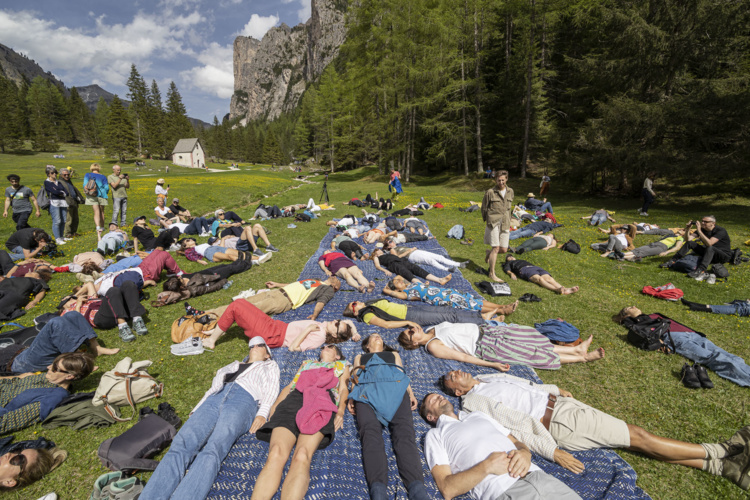 Barbara Gamper, Somatic encounters - earthly matter(s). You Mountain, You River, You Tree, 2022. Performance at Vallunga, Selva Gardena. Commissioned by Biennale Gherdëina ∞. Ph. Tiberio Sorvillo