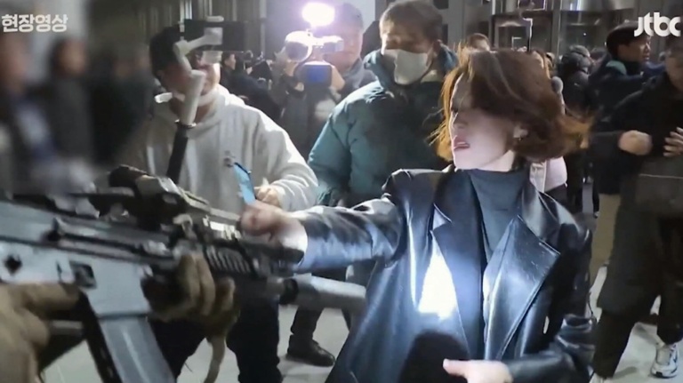 /application/files/thumbnails/medium/5717/3391/9538/woman-tussles-with-south-korean-soldier-1-7133342-1733328918347.jpg